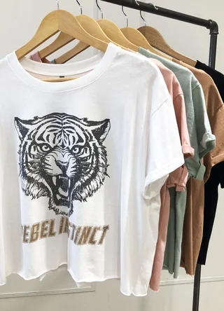 Remera REBEL INSTICT - Vista 2