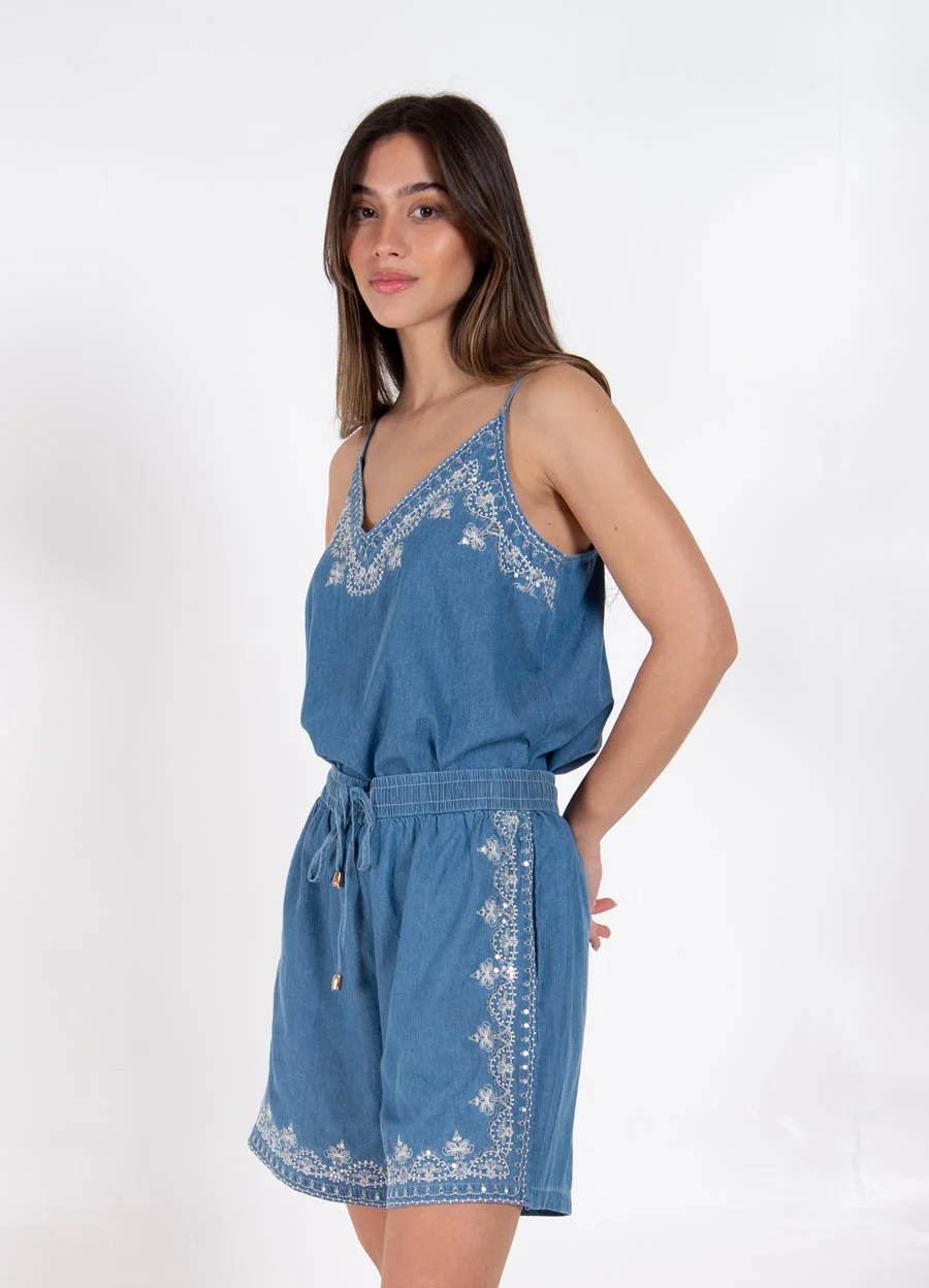 Short denim con bodado y lentejuelas 