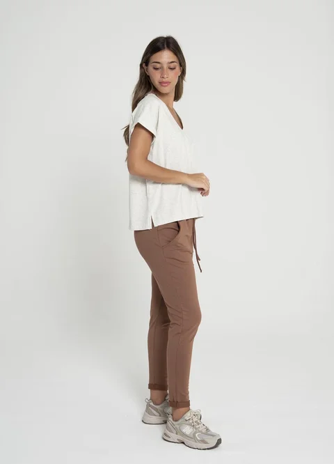 Remera escote V dobladillo en manga 