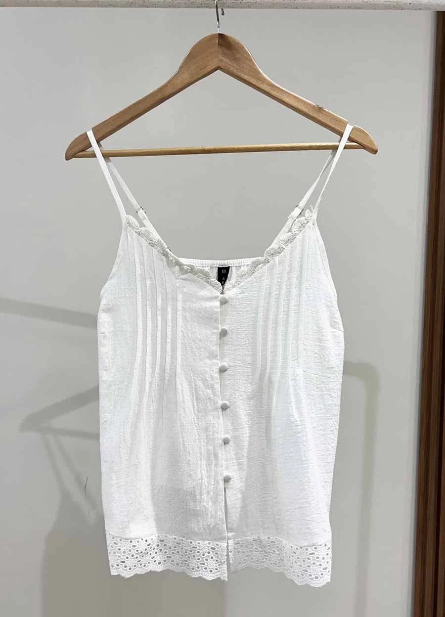 Musculosa con tablitas y broderie 