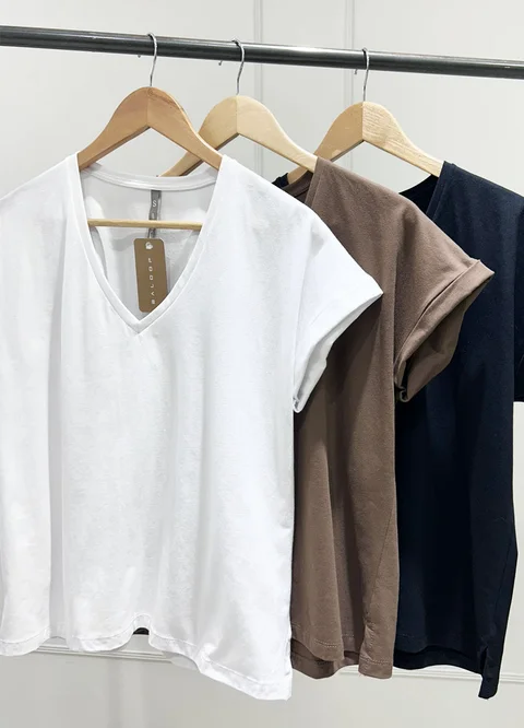 Remera jersey spandex escote V con tajito 