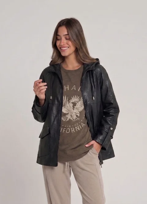 Campera eco cuero con capucha 