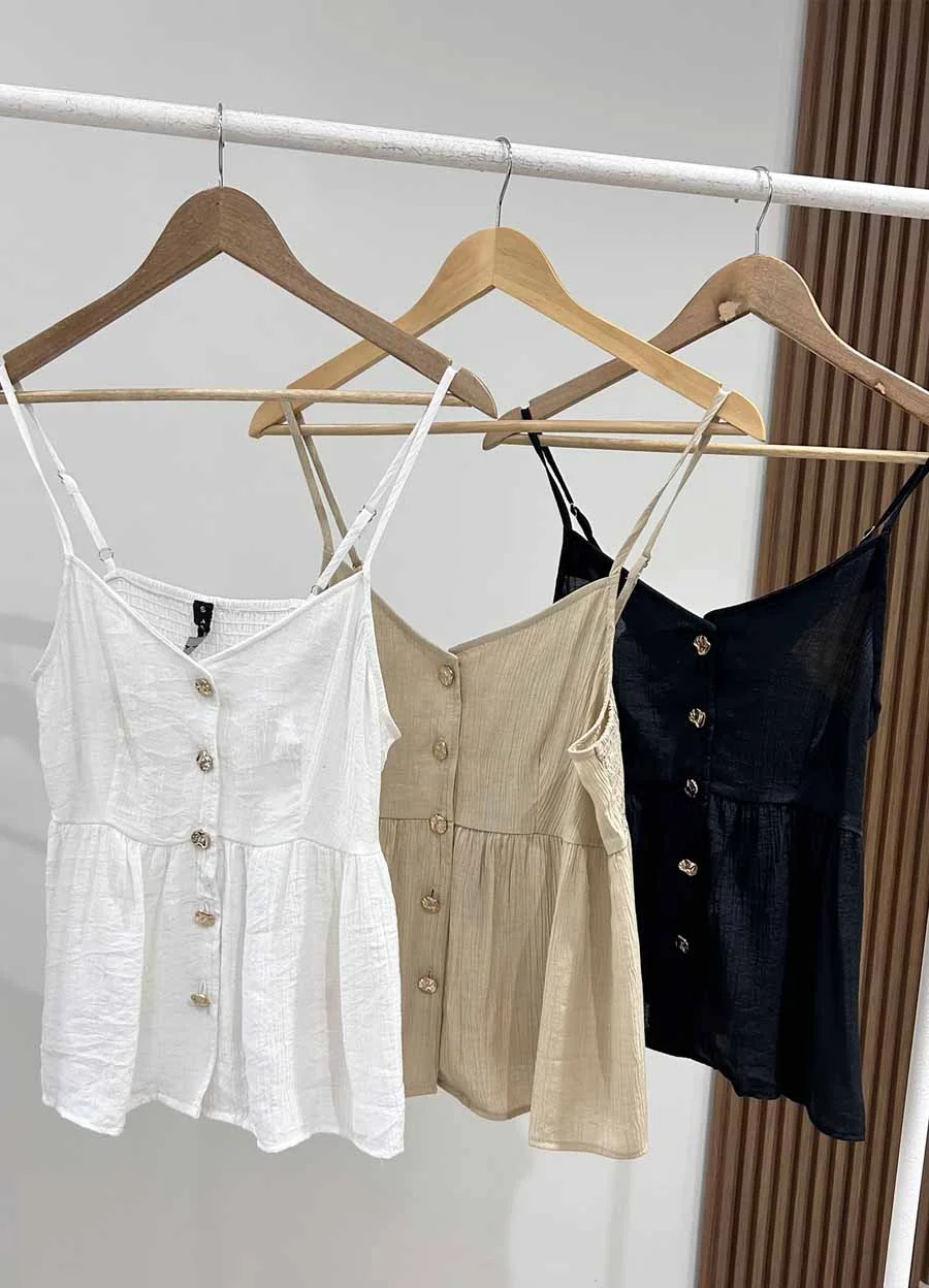 Musculosa con boton dorado