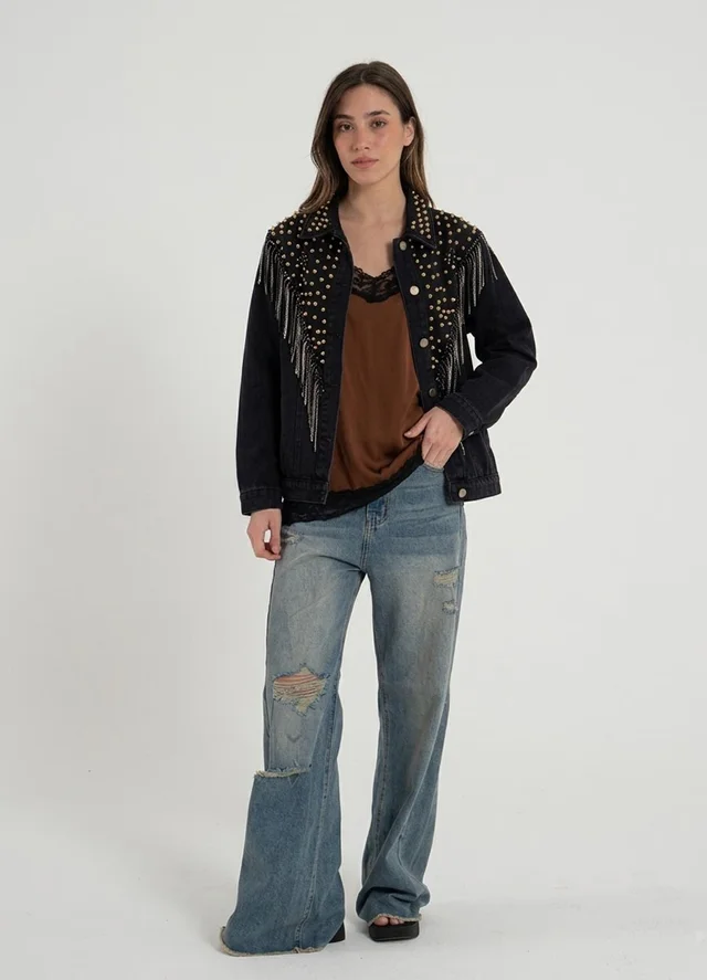 Campera denim negra con tachas y cadenas 