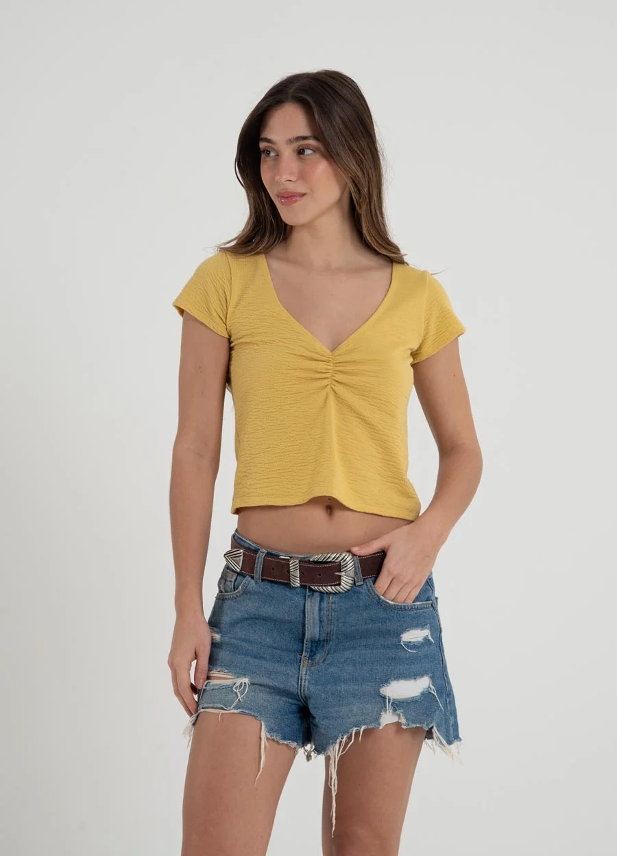 Remera fantasia con frunce en escote 