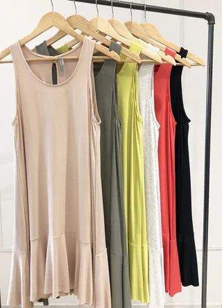 Vestido corto viscosa con gota en espalda  - Vista 3