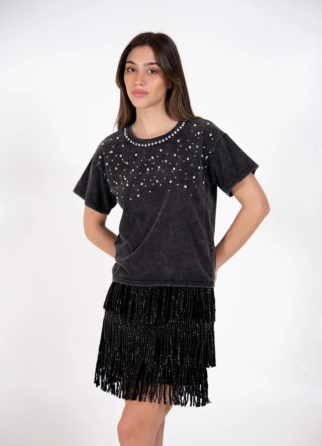 Remera prelavada con strass en escote 