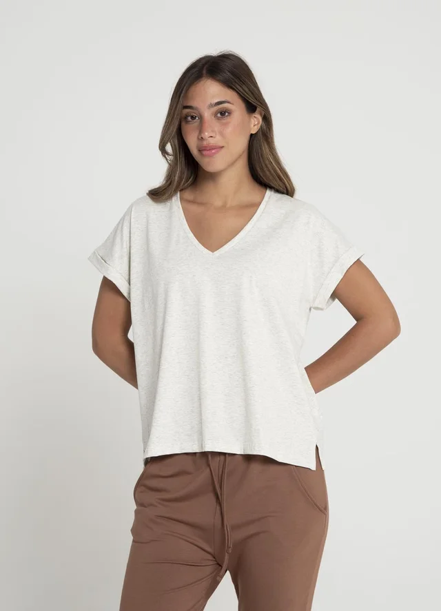 Remera escote V dobladillo en manga 