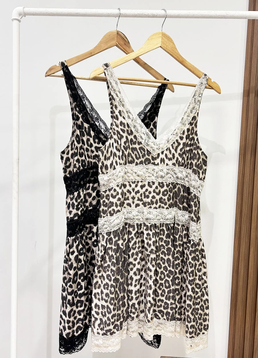 Vestido print con  recortes  y puntilla