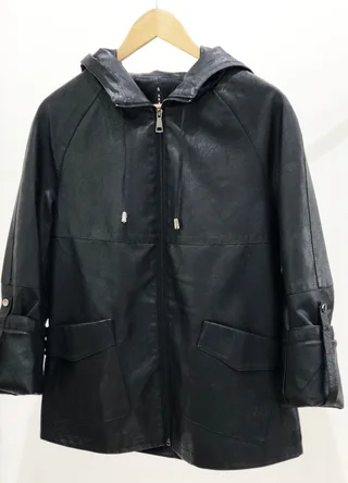 Campera eco cuero con capucha  - Vista 6