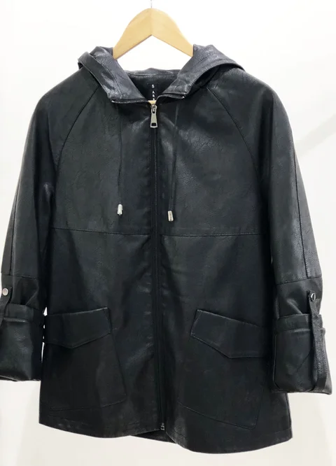 Campera eco cuero con capucha 