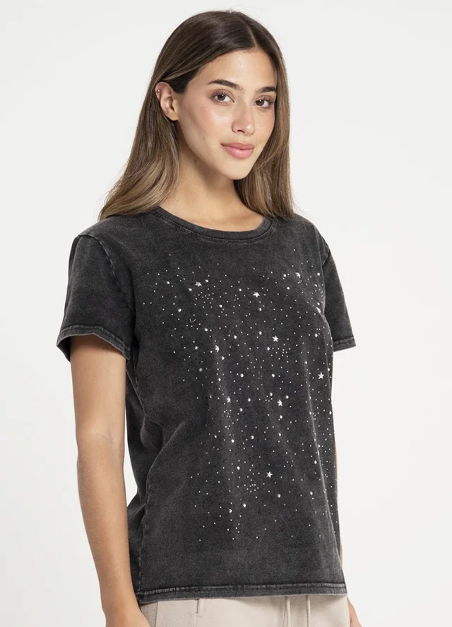 Remera prelavada  con strass y estrellas 