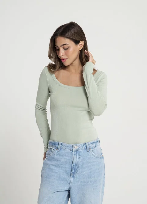 Remera m/l desagujada escote U