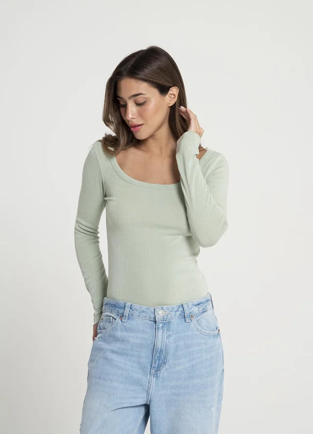 Remera m/l desagujada escote U