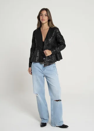 Chaqueta eco cuero print con volado  - Vista 1