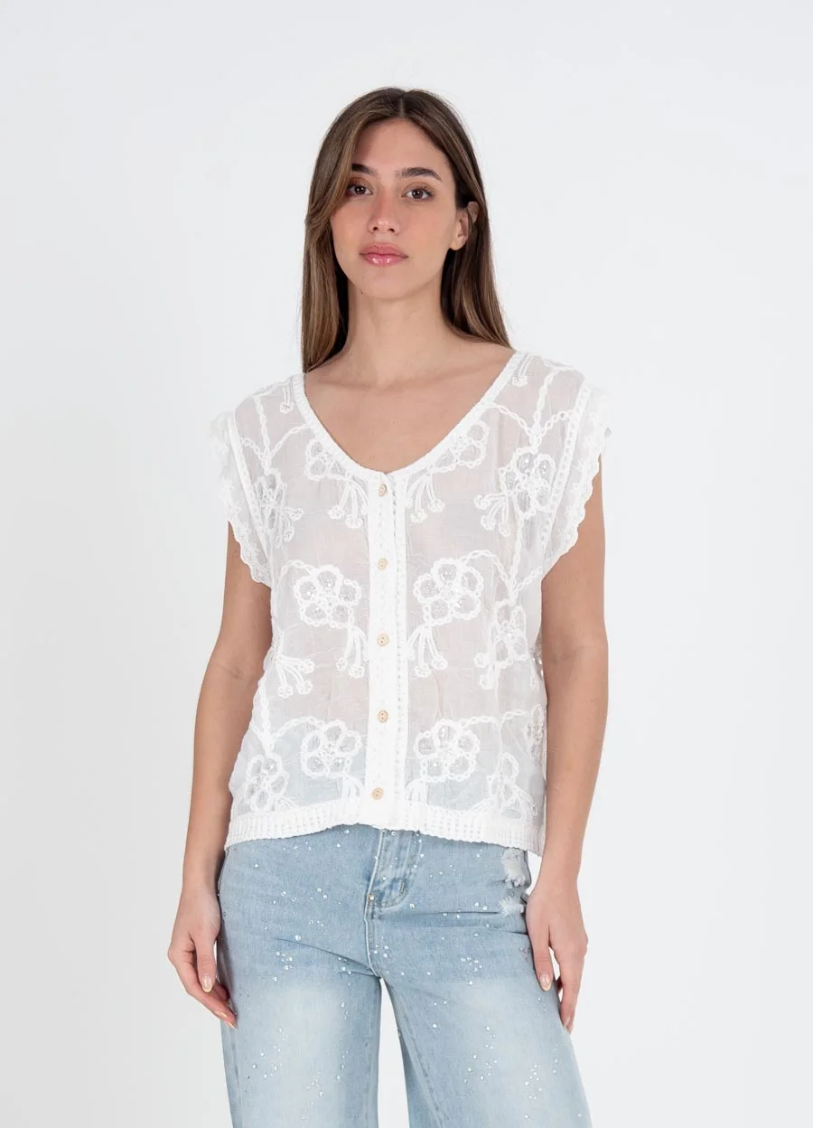 Blusa bordada flores con puntilla en hombro 