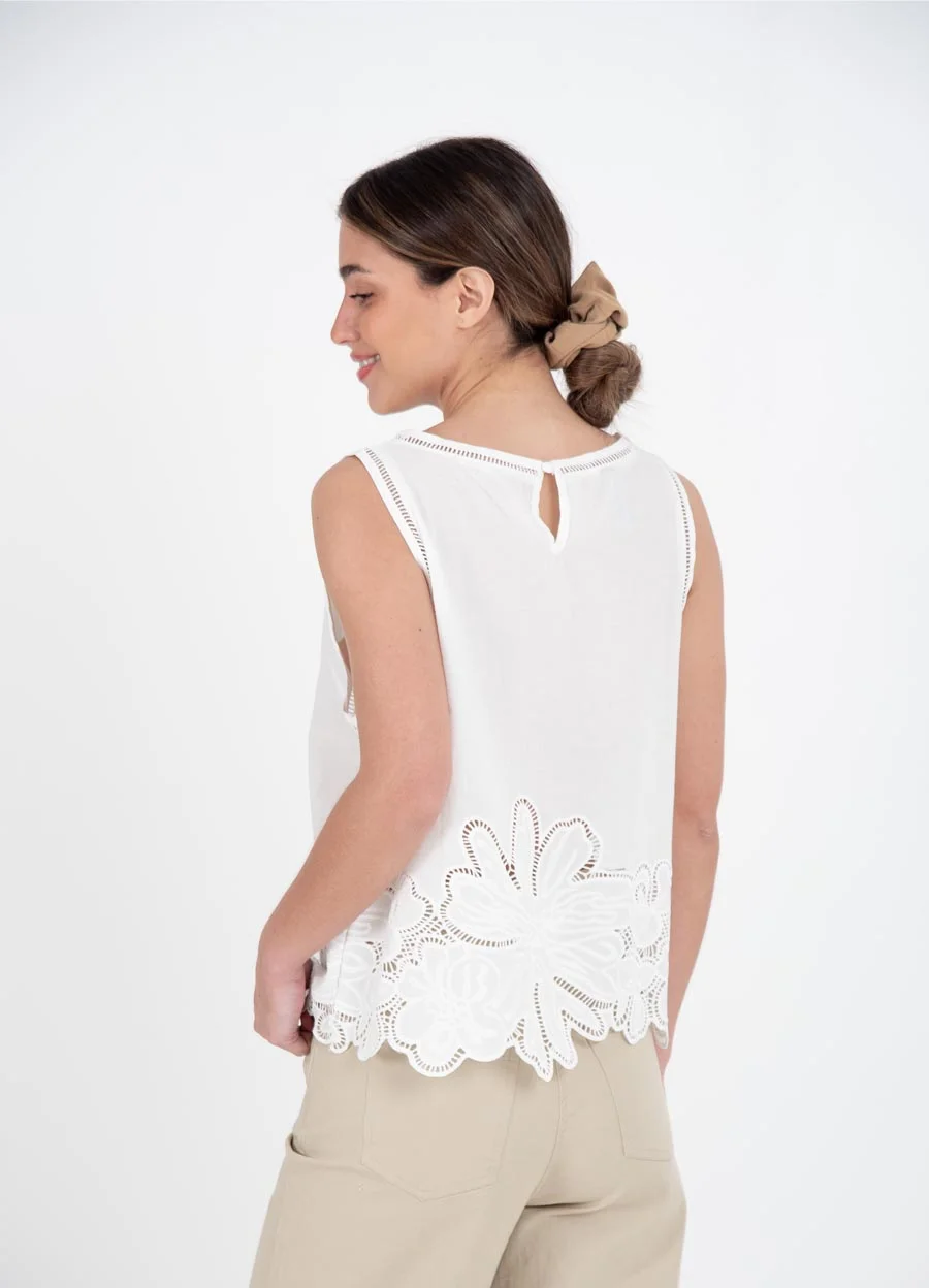Musculosa poplin calada en ruedo flores