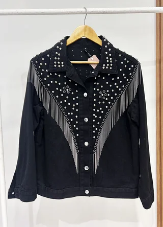 Campera denim negra con tachas y cadenas  - Vista 4