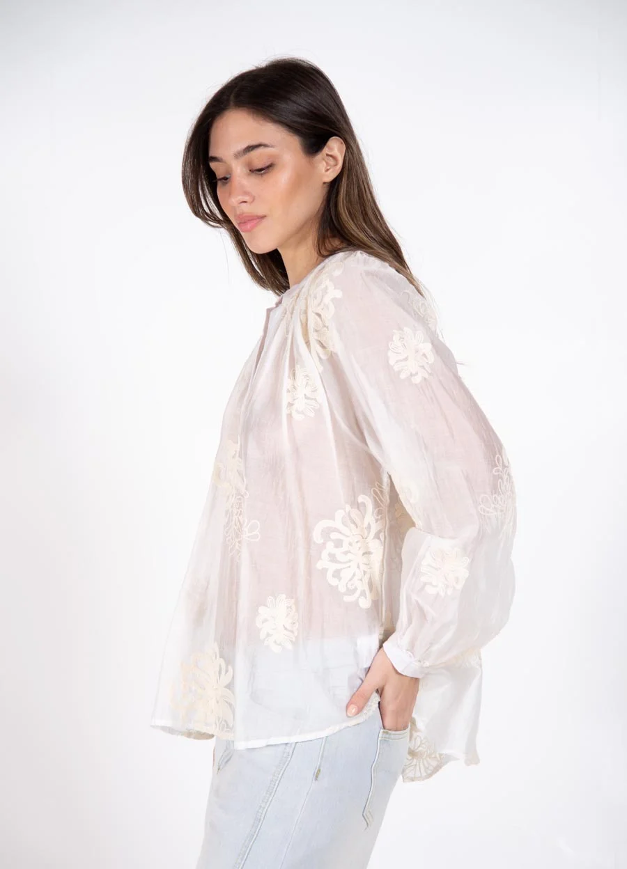 Maxi blusa bordada escote V