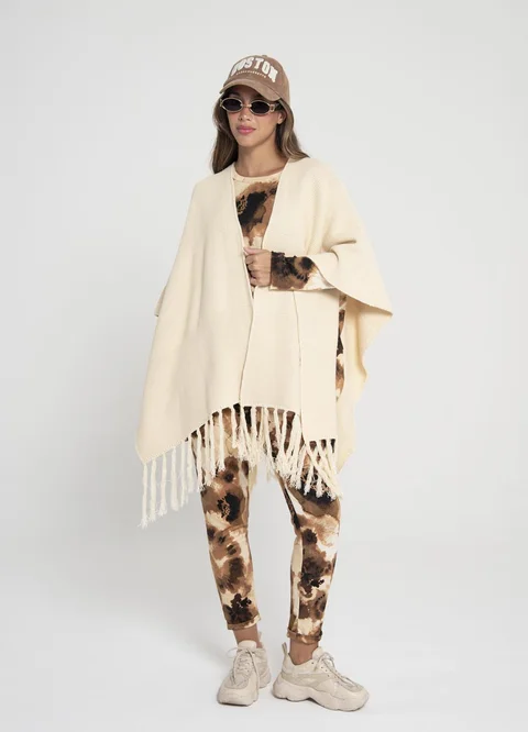 Ruana tejida con flecos 