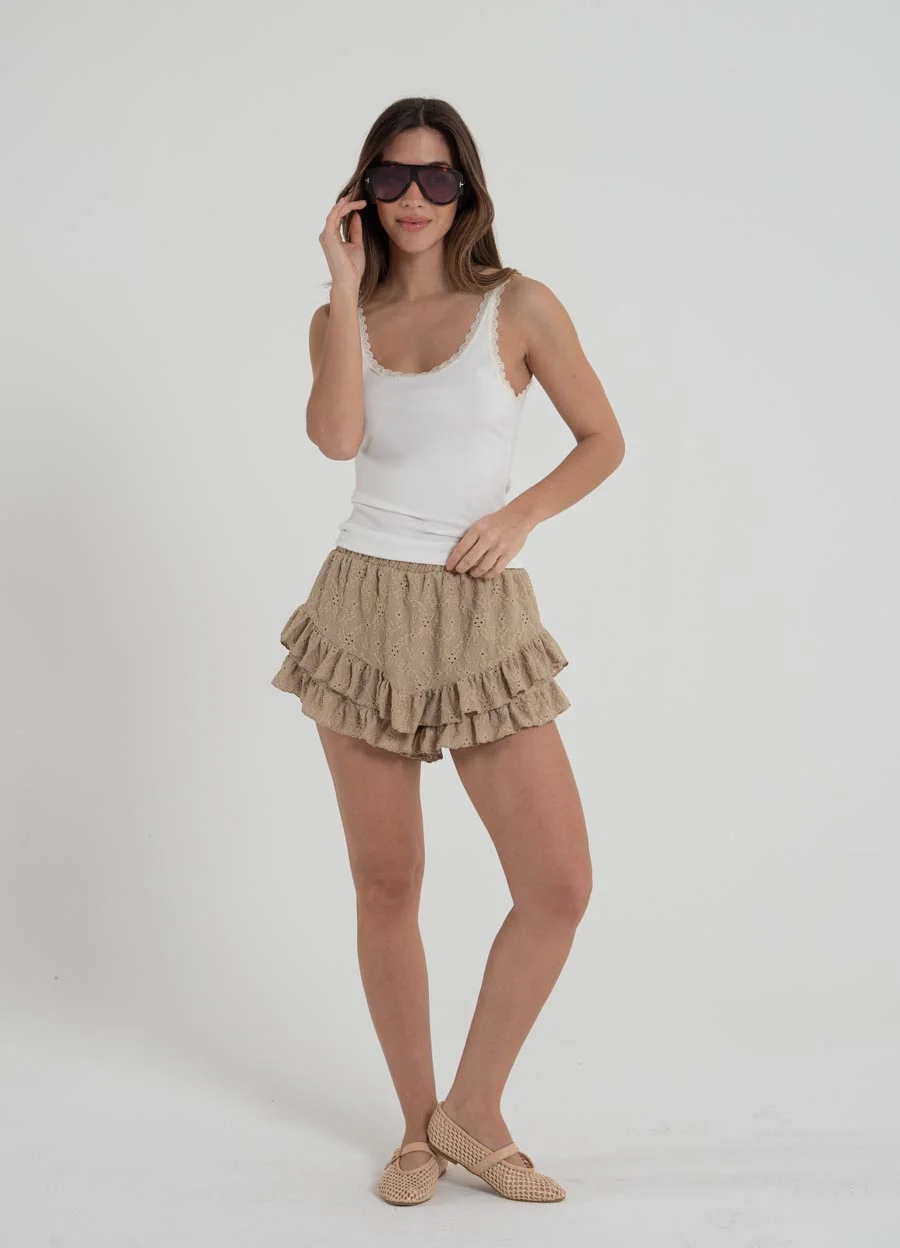 Short broderie con volado 