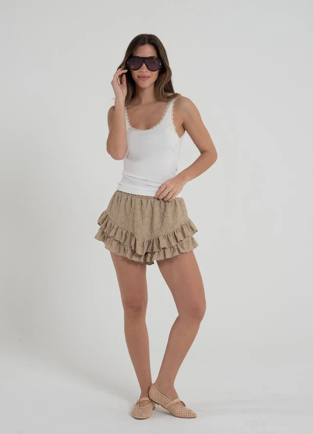 Short broderie con volado 