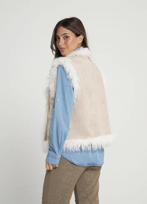 Chaleco gamuza bordado con piel 