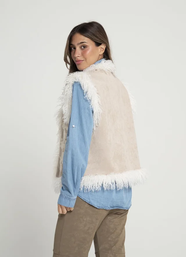 Chaleco gamuza bordado con piel 