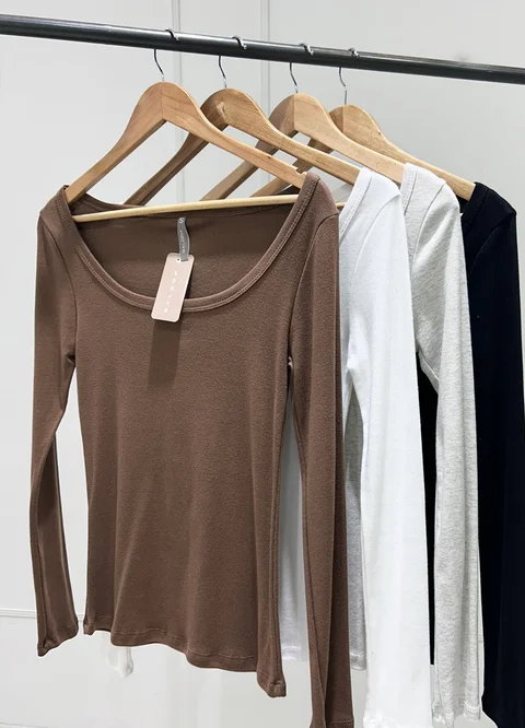 Remera manga larga rib escote cavado 