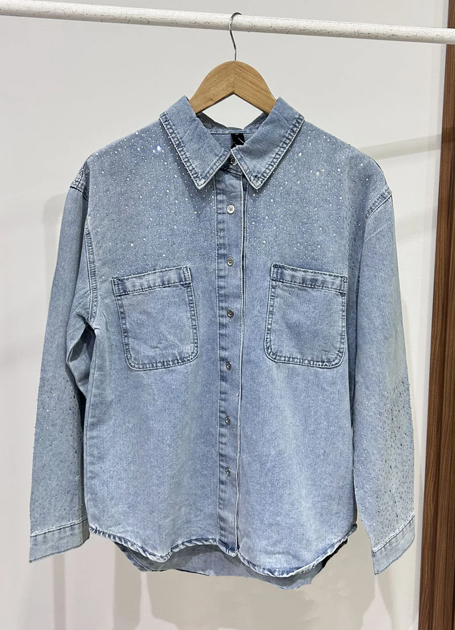 Camisa denim con strass en hombro y manga 
