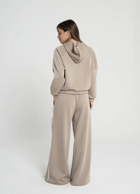 Buzo deportivo con vivo en manga 