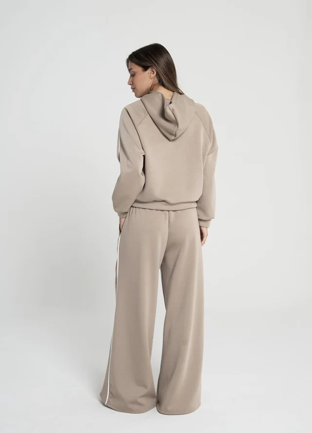 Buzo deportivo con vivo en manga 