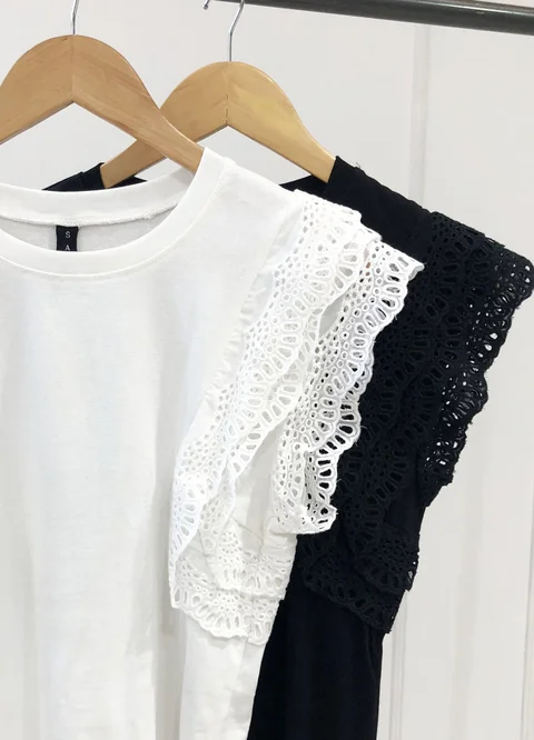 Remera jersey con broderie en manga 