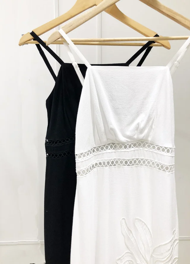 Solero de lino con recorte en cintura y bordado en falda