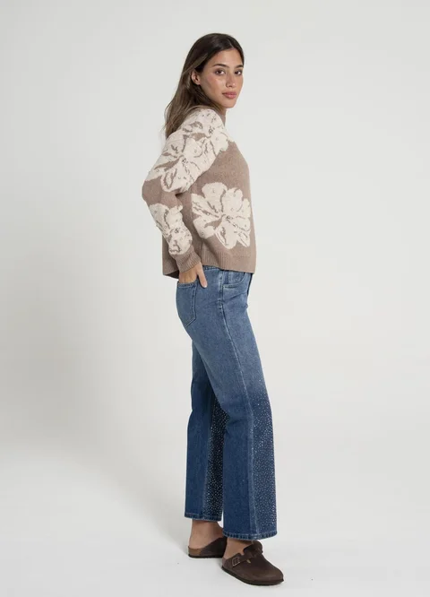 Sweater con flores y strass en manga 