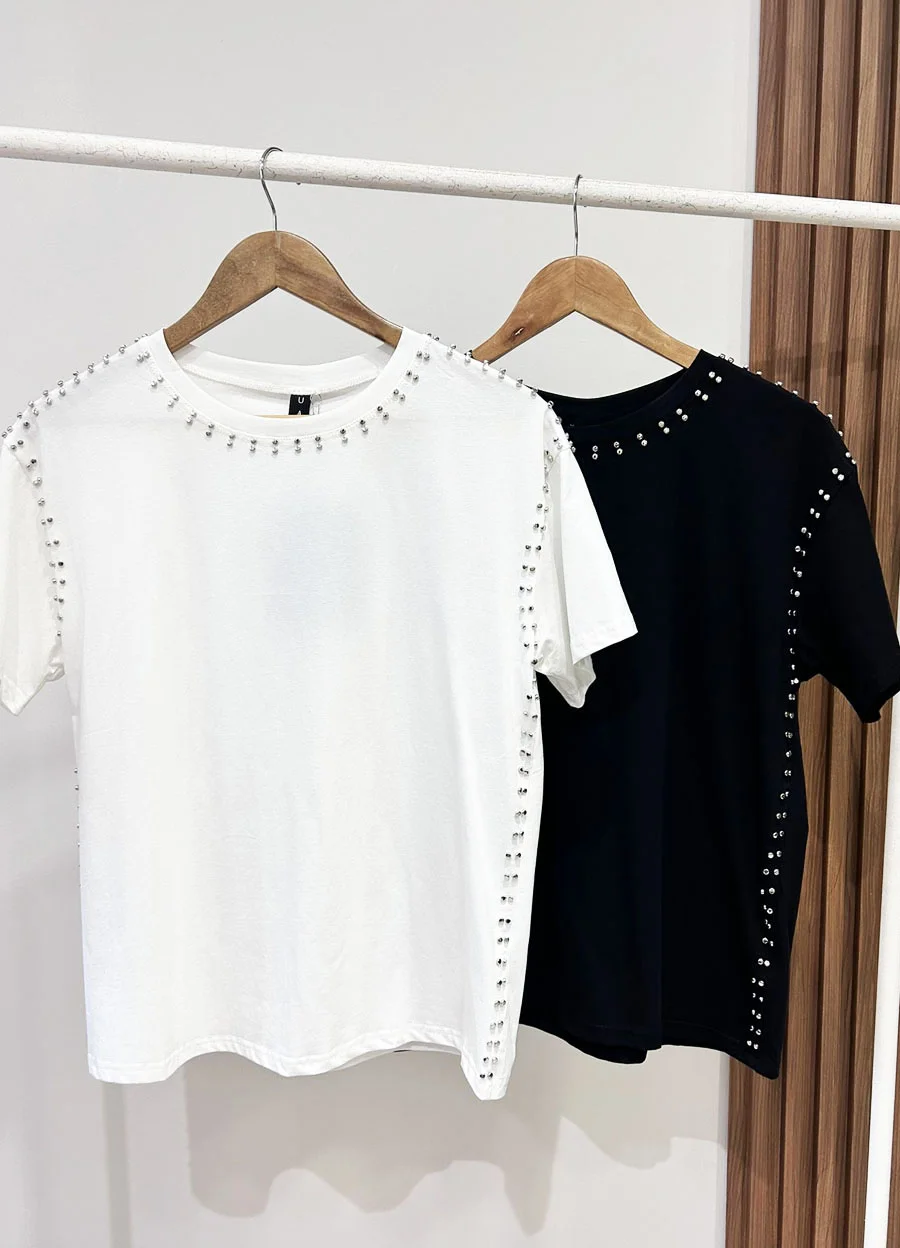 Remera con tachas 