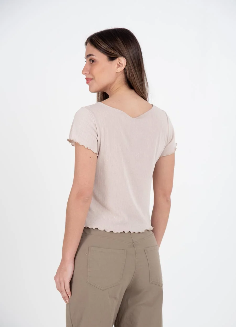 Remera desagujada con frunce 