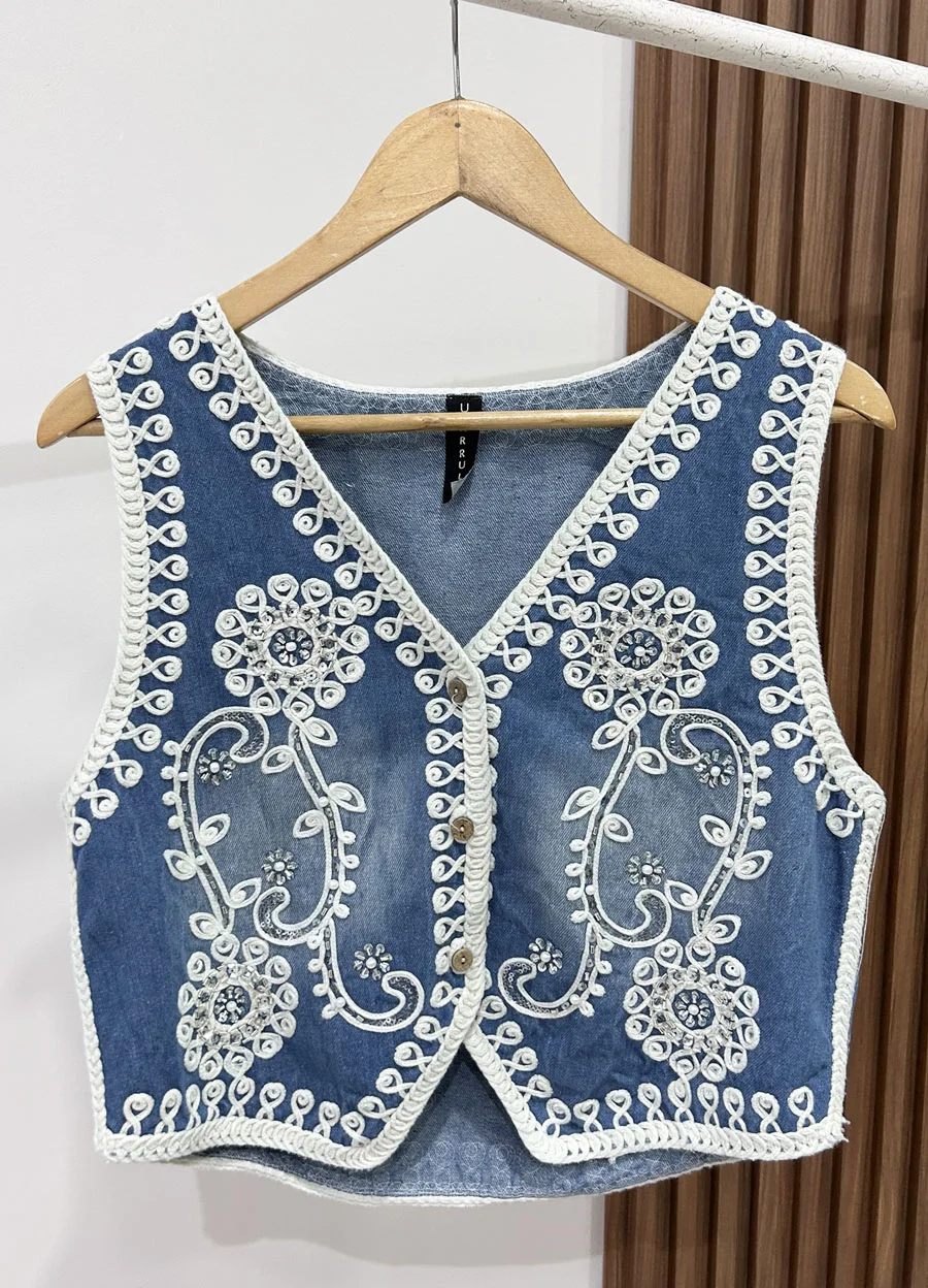 Chaleco denim localizado c/bordado