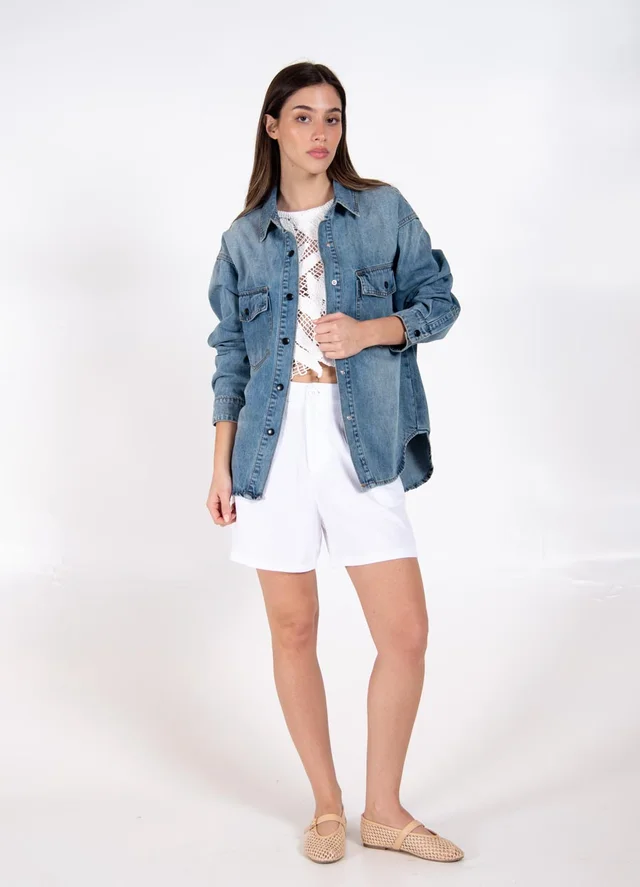 Camisa denim con broche 