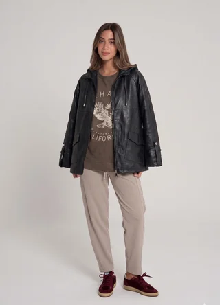 Campera eco cuero con capucha  - Vista 2
