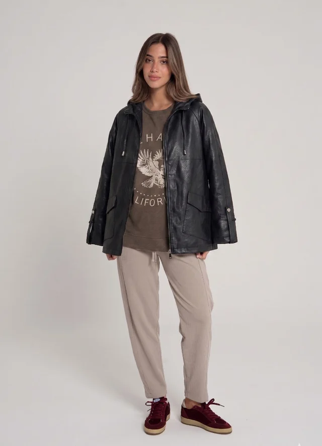 Campera eco cuero con capucha 