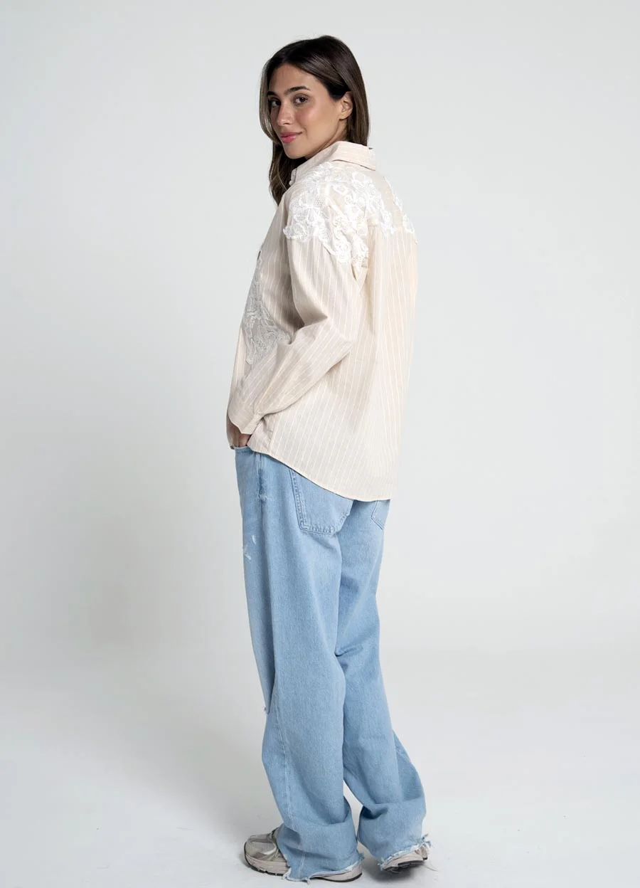 Camisa rayada con aplique 