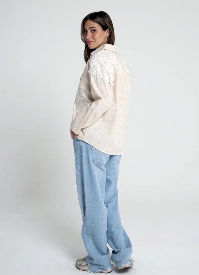 Camisa rayada con aplique 