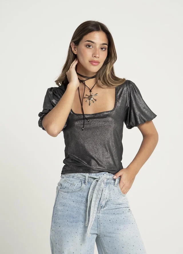 Remera manga bombe escote cuadrado metalzada 