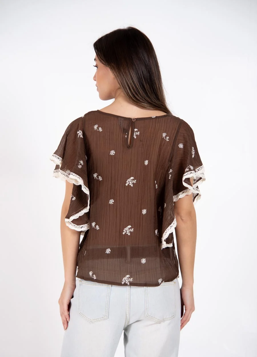 Blusa sedita bordada con volado en hombro