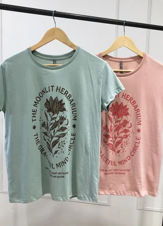 Remera THE MOONLIT HERBARIUM  - Vista 3