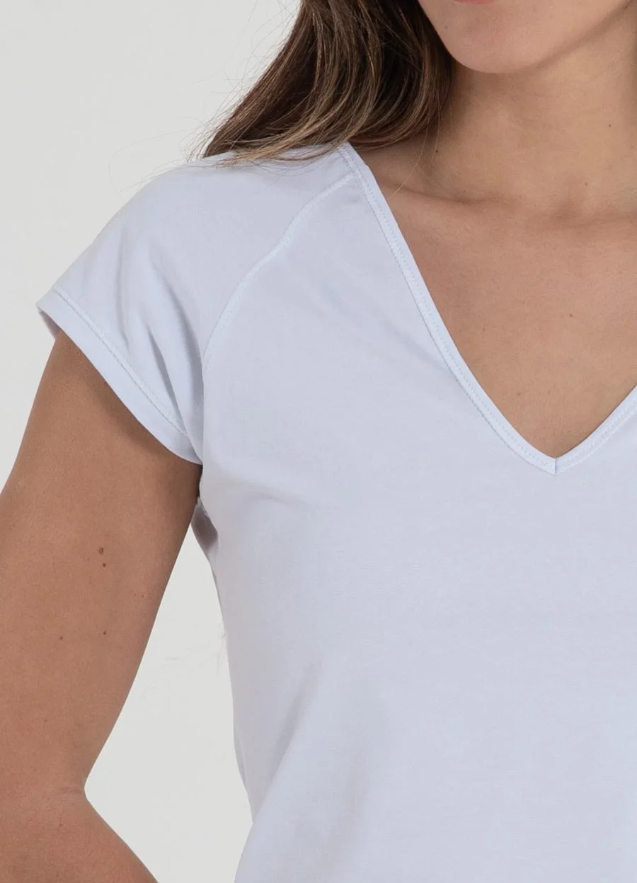 Remera jey spandex escote V con costuras 
