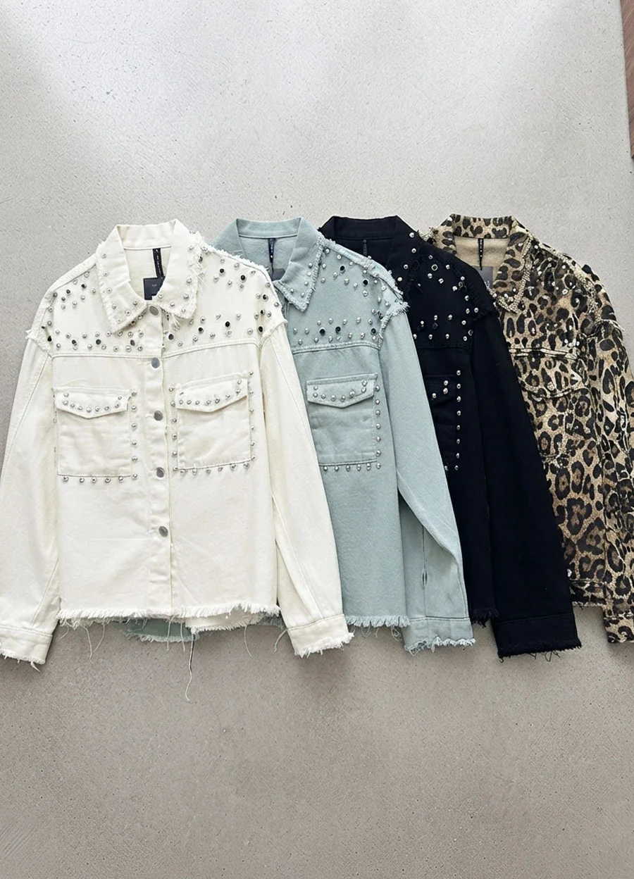 Chaqueta denim con tachas y piedras 