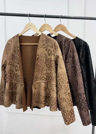 Chaqueta eco cuero print con volado  - Vista 5