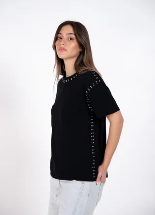 Remera con tachas  - Vista 2